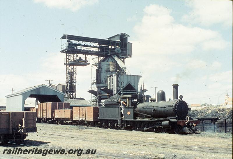 P12477
G class 123, coal dump shed, coaling tower, shunting coal wagons, Bunbury, SWR line.
