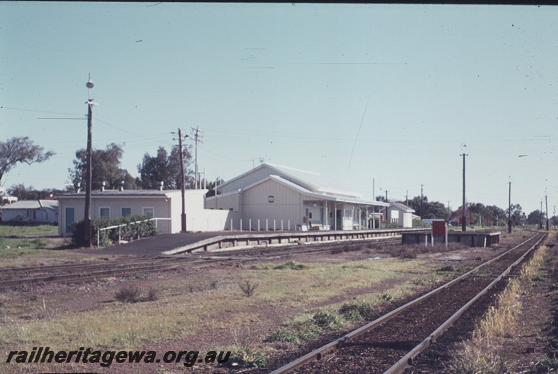 P13295
Station buildings, yard, Pinjarra, SWR line, end and trackside view.
