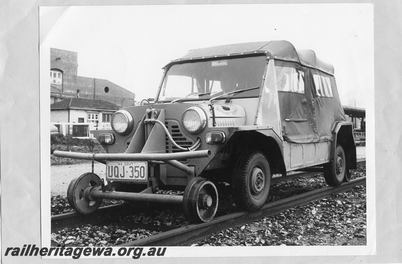 P13653
Mini Moke equipped with guiding wheels to run on narrow gauge track, front and side view (ref: 