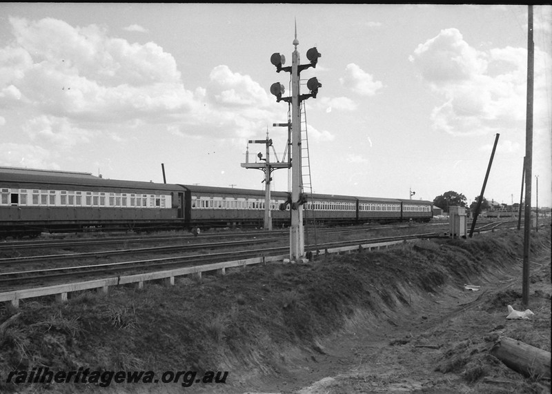 P13888
Rake of suburban carriages, shunting signal with four dollies, bracket signal, Midland
