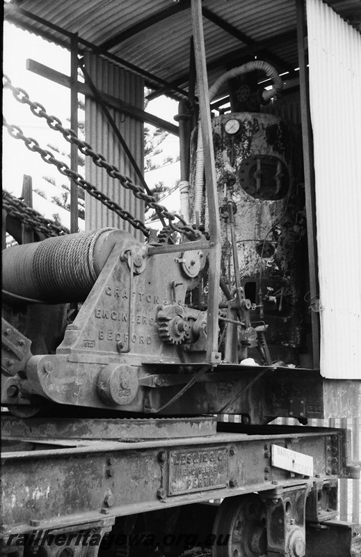 P13896
Steam crane PW 11, Esperance, view of the winding mechanism, on display
