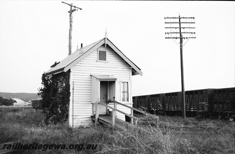 P13899
3 of 3 views of the signal box (Pilot Cabin) at the entrance to the Midland Yard, Lloyd Street, Bellevue, entrance end and rear view.
