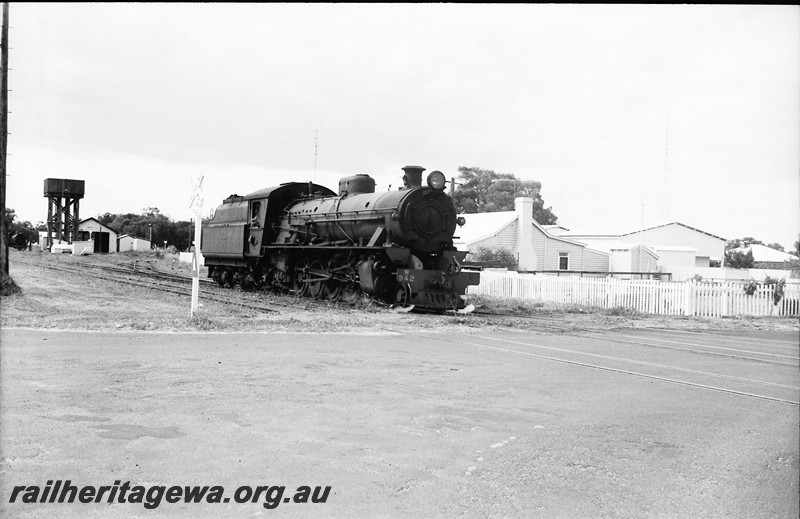 P13950
27 of 32 images of the railway and jetty precincts of Busselton, BB line, W class 942 approaching a level crossing, loco depot in the background, same as P13924
