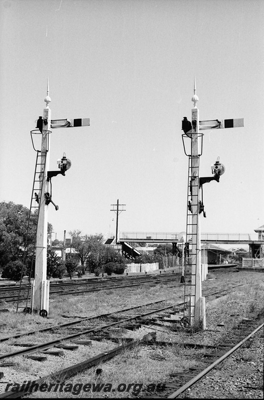 P14045
Signals with shunting dollies, footbridge, Subiaco, ER line.
