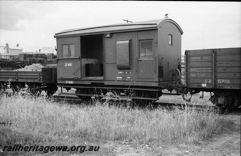 P14077
ZF class 441 four wheeled brakevan, side and end view coupled to GM class 15898.
