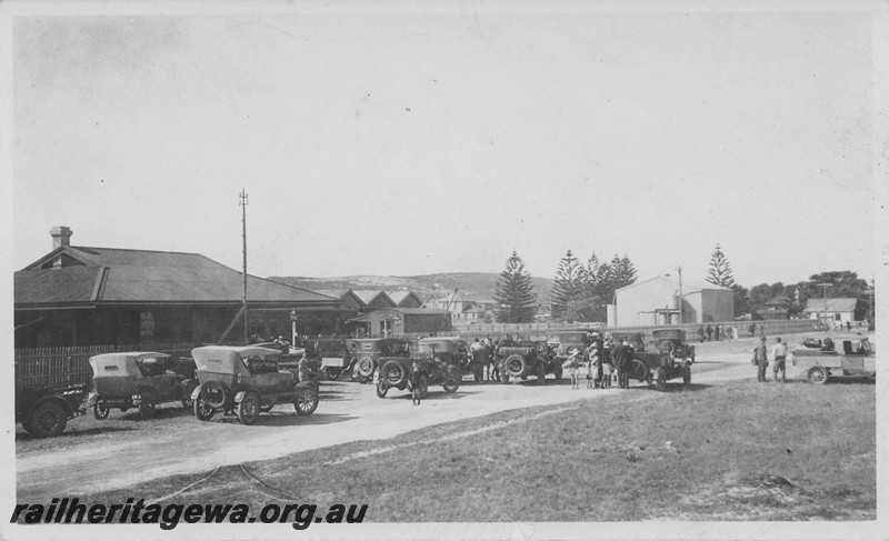P14498
Station building (Traffic Office), portable shelter shed, goods shed, automobiles in the station forecourt for the opening of the railway, Esperance, CE line
