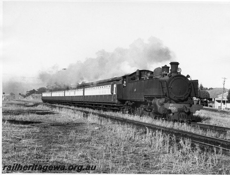 P14588
DD class 600, suburban passenger set of  an AS class, and three AT class carriages between Bayswater and Meltham, ER line,  view along the train
