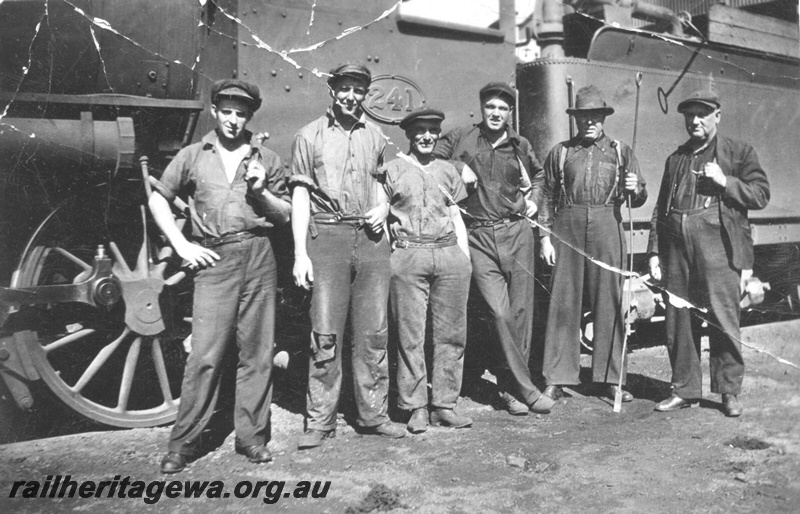 P14687
L class 241, Staff posing in front of the loco cab, Mullewa, NR line, c1932/34
