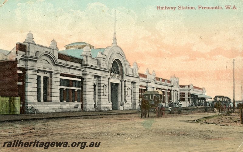 P14773
Station building, horse drawn vehicles in forecourt, Fremantle, street side view, coloured postcard

