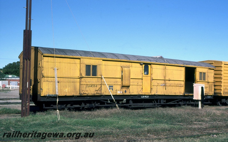 P15098
ZJA class 433 passenger brakevan painted in Westrail yellow.
