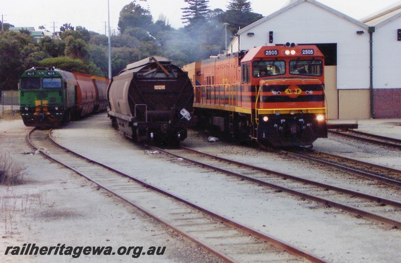 P15284
NJ class 5 in green and gold livery heading empty woodchip wagons for mill on left track, fully laden grain wagons on centre track, Australian Railroad Group diesel loco No 2505 with P class 2009 