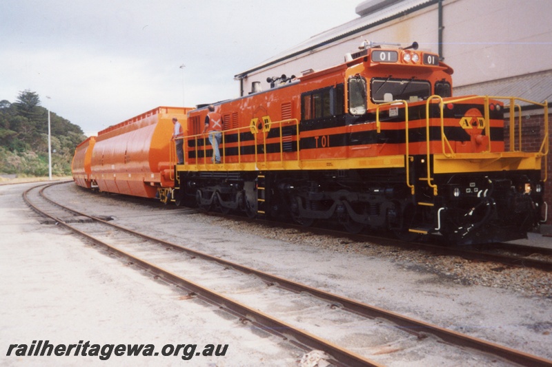 P15292
Australia Western Railroad T class 01, on trial woodchip train, Albany yard, GSR line, side and front view
