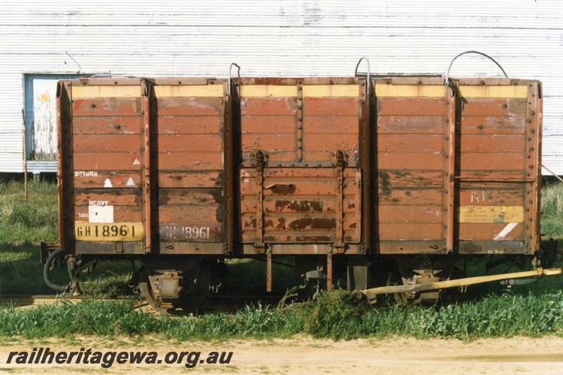 P15697
GH class 18961-I high sided wagon, brown livery with a yellow replacement plank, Bellevue, brake lever side view
