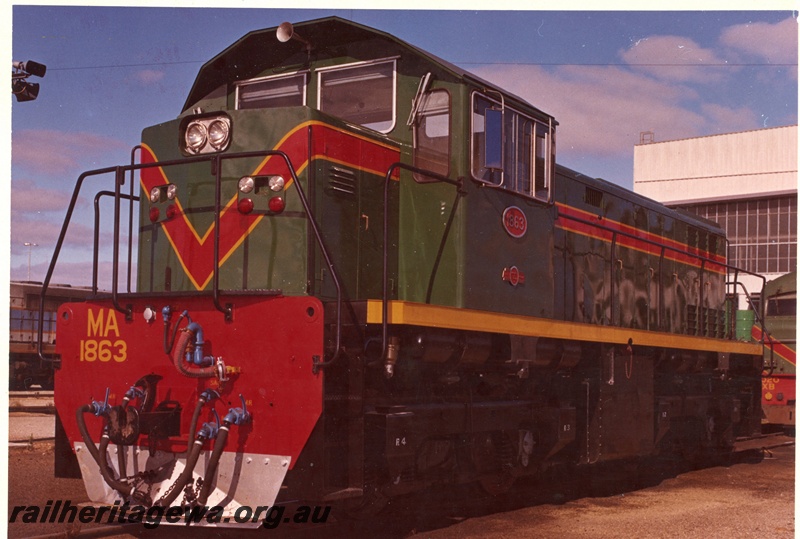 P15890
MA class 1863, in green with red and yellow stripe livery, front corner of XB class 1020 in same livery, front and side view
