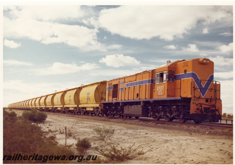 P15928
RA class 1907, in Westrail orange with blue and white stripe, on mineral sands train to Eneabba, XE class wagons, DE line, side and front view, similar to P4039
