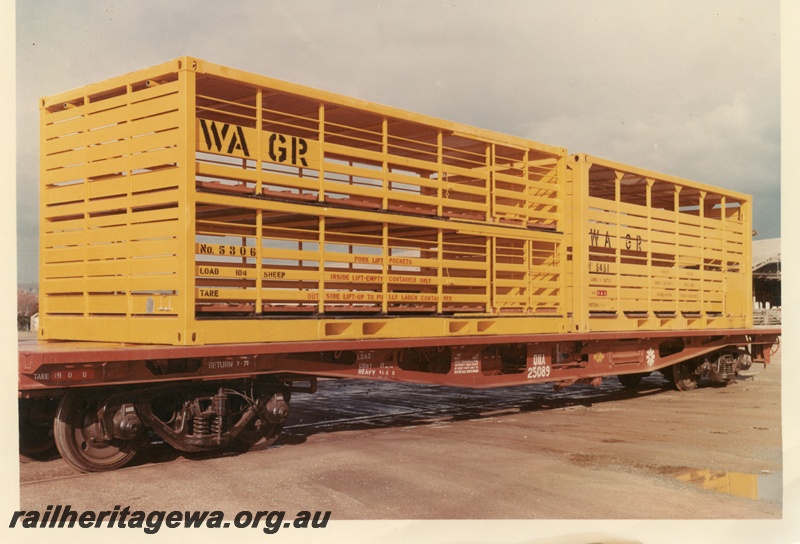 P16037
QUA class 25089 flat wagon, brown livery, with sheep container No 5326 and sheep container No 5451, empty, end and side view

