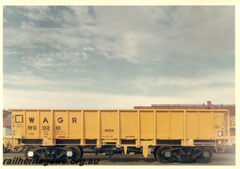 P16040
WO class 31201, iron ore wagon, side view
