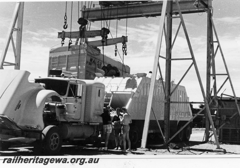 P16089
Ammonia Nitrate being transferred from rail to road at Meekatharra while the prime mover is receiving attention.
