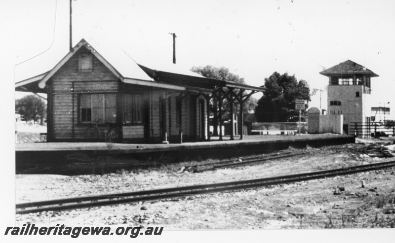 P16219
Station building, platform, signal box, Rivervale, SWR line
