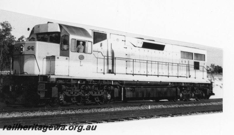 P16422
L class diesel, end and side view
