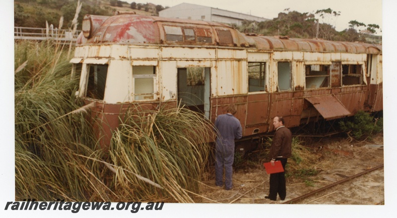 P16497
ADE class 447, in derelict condition, onlookers, Albany, end and side view
