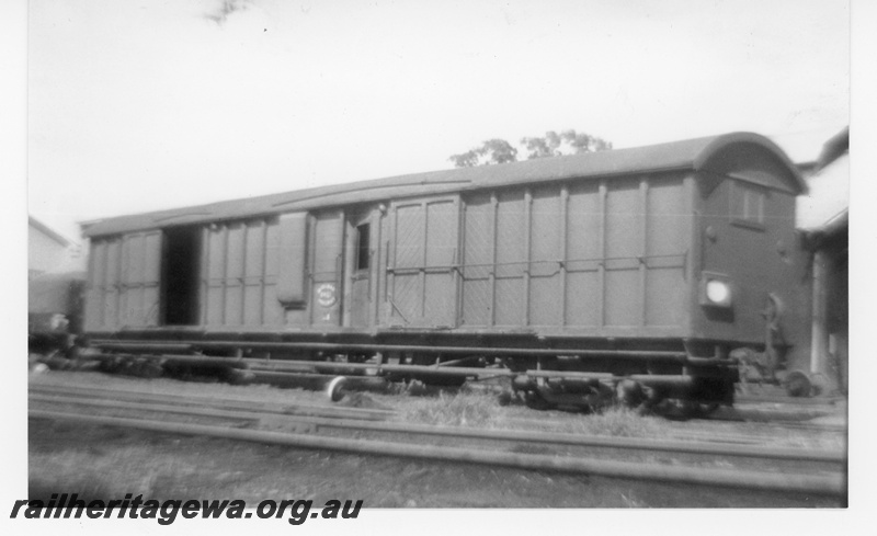 P16569
MRWA brakevan, side and end view
