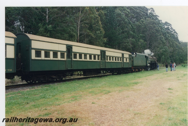 P16570
V class 1213, AYB class carriage, spectators, forest, Pemberton Tramway, end and side view
