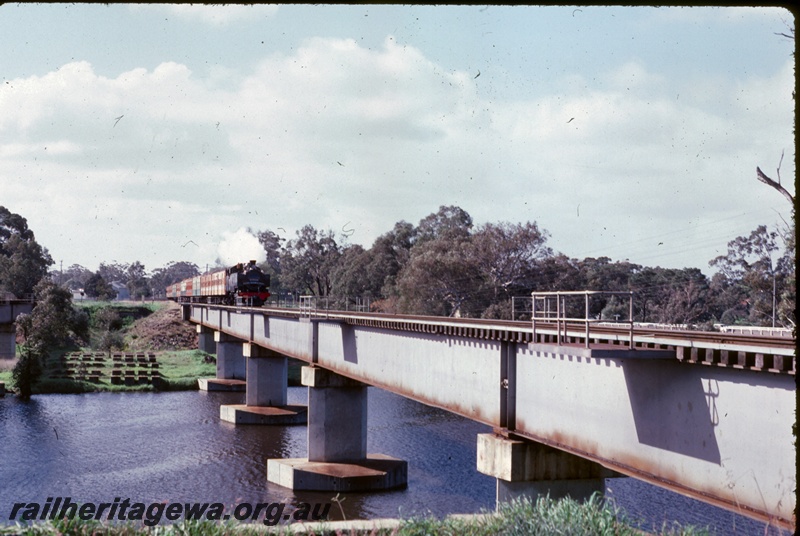 P16670
DD class loco, heading an ARHS excursion train, crossing Swan River on concrete and steel bridge, Guildford, ER line
