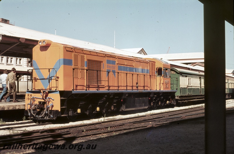 P16685
RA class 1908 in Westrail orange with blue stripe, on 