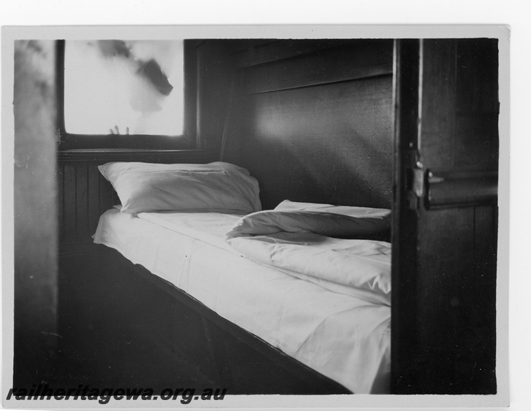 P16775
AQZ class 1st class sleeping carriage, view of a compartment with the bed made up
