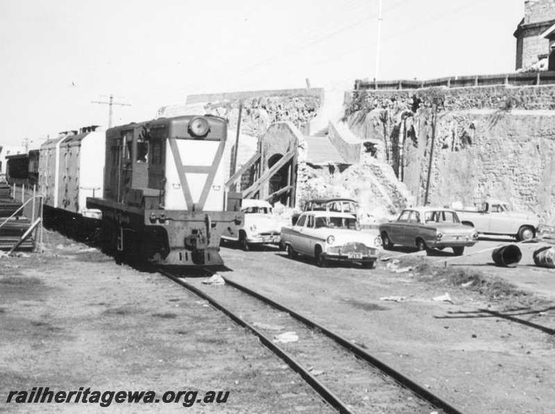 P17010
Y class 1103, shunting vans from Robbs Jetty, near Roundhouse under repair at Fremantle, FA line
