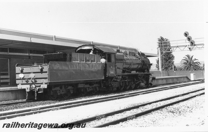 P17039
S class 547 Lindsay at Midland Terminal presumably on a trial run. Signal gantry with searchlight signals. View shows the end of the tender, end and side view
