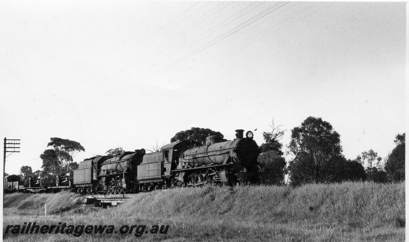 P17226
W class 915 and V class 1218, double heading goods train No19, crossing culvert, farm machinery on flat top wagon, Brookton, GSR line
