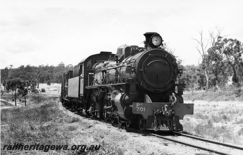 P17358
PM class 701 steam locomotive, on goods train, side and front view, near Darkan, BN line.
