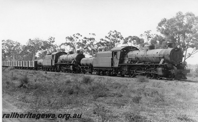 P17377
W class 919 & 914 steam locomotives at the head of 54 Goods leaving Duranillin. BN line. Front view of leading loco and side views of both locomotives.
