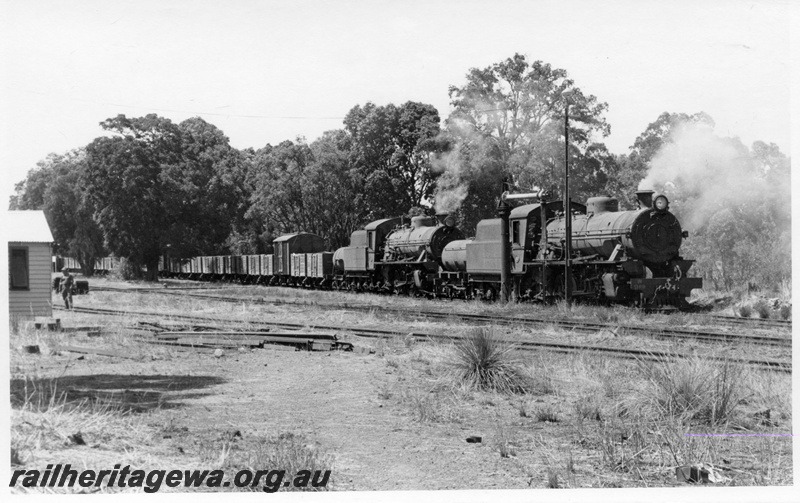 P17385
W class steam locomotives 919 & 914 with 54 Goods from Wagin at Bowelling Junction. Note water column and yard light. WB/BN lines.
