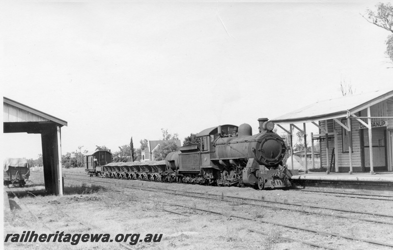 P17425
FS class 452, on goods train, standing at station, goods shed, station building, Dardanup, PP line
