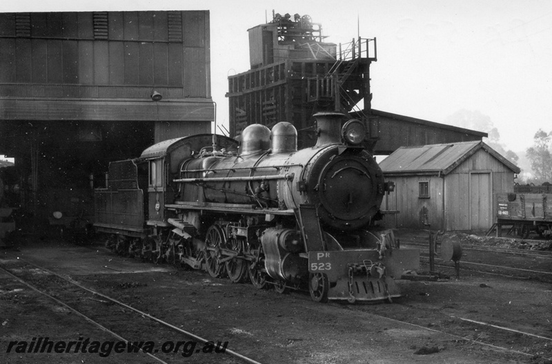 P17480
PR class 523 steam locomotive at Narrogin Loco. GSR line. Note the coal stage at the rear and building at right of loco.
