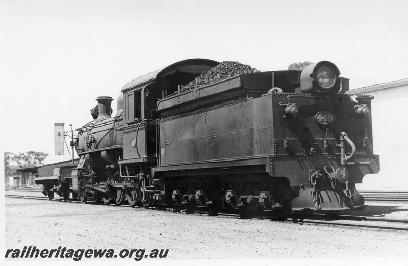 P17487
FS class 449 steam locomotive at Narrogin. GSR line. Shunters float at front of locomotive, rear/side view of loco and tender.
