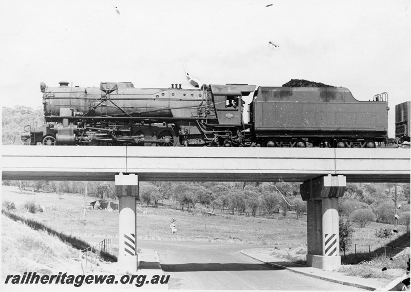 P17524
V class 1206, on No 19 goods train, crossing concrete and steel road bridge, Toodyay, CM line, side view
