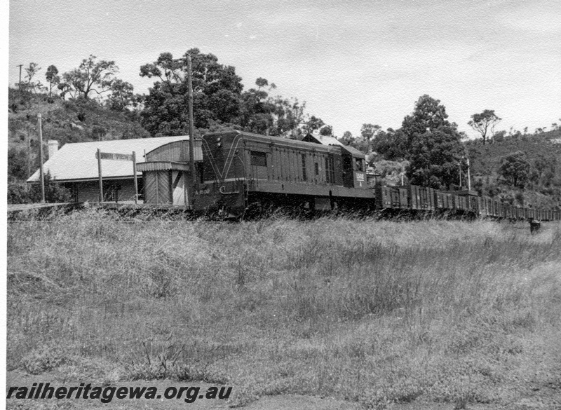 P17613
A class 1502 diesel locomotive hauling a goods train at Swan View. ER line. Note the nameboard and station building on platform.
