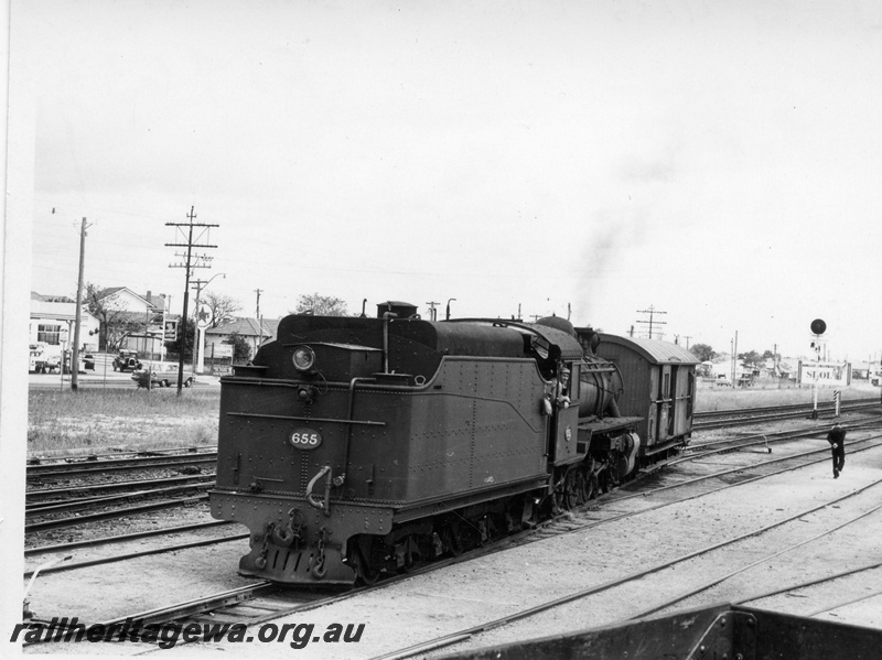 P17633
U class 655 oil burning steam locomotive shunting at Bassendean. ER line. Rear view of tender.
