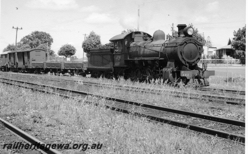P17637
F class 462 steam locomotive shunting at Bassendean. ER line. Front & side view of locomotive. This area is now part of Transperth parking.
