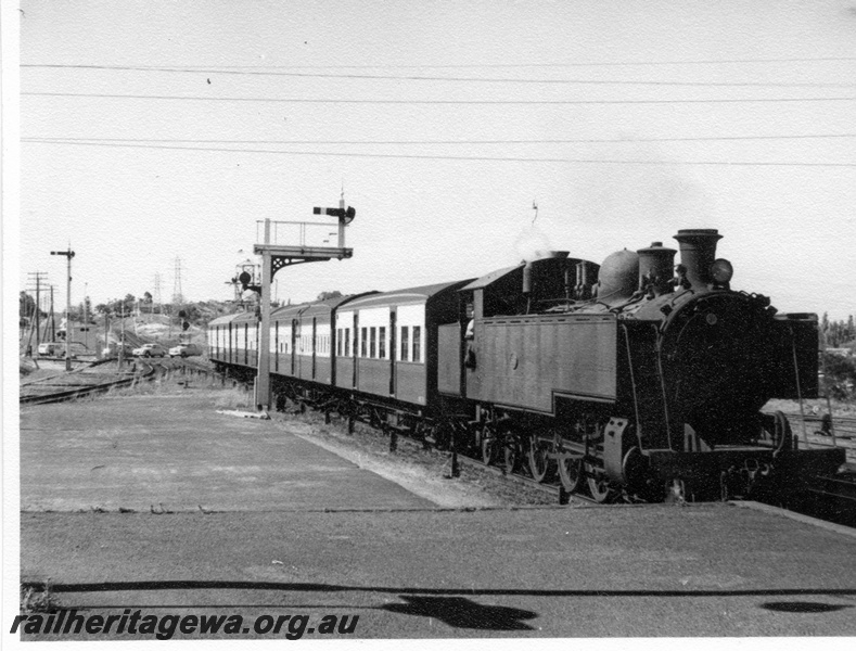 P17676
DM class 586, on 8:05 am Cannington to Perth suburban service, bracket signal, signal, arriving Rivervale, SWR line
