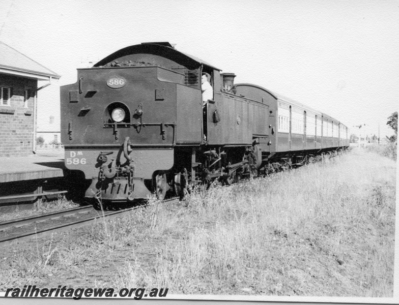 P17677
DM class 586, bunker first, on 7:28 am Perth to Cannington suburban service, arriving Cannington, SWR line
