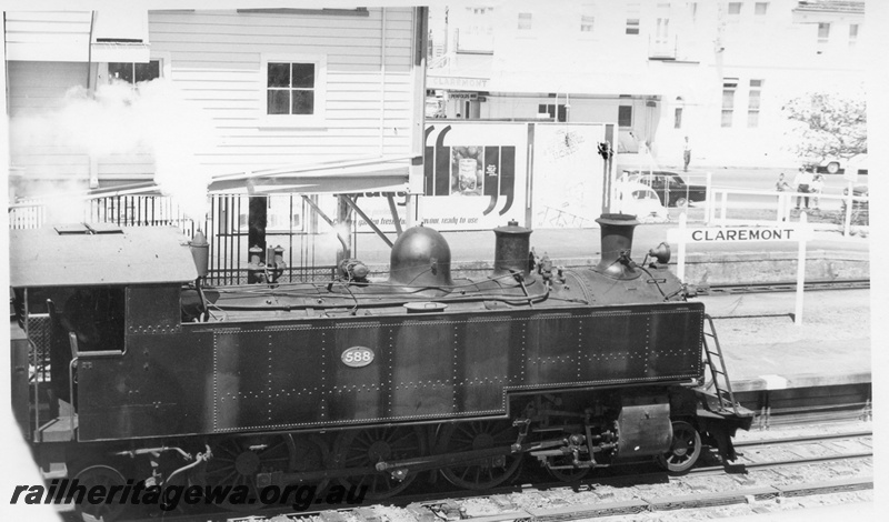 P17680
DM class 588, signal rodding, station building, station nameboard, Claremont, ER line, side view
