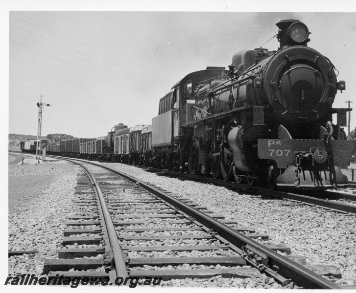 P17732
PM class 707 steam locomotive departing Avon Yard for Northam. ER line. Note semaphore signal to left. Front view of locomotive.
