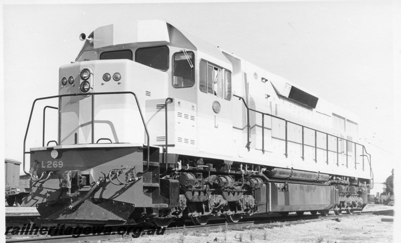 P18165
L class 269, Midland Workshops, front and side view

