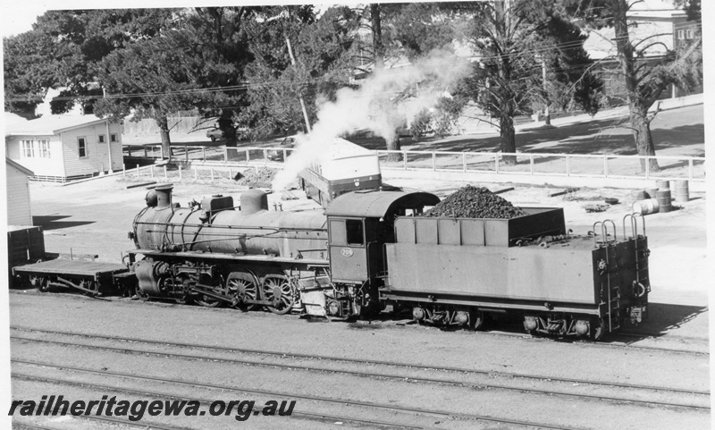 P18169
PM class 708, shunter's float, trackside building, bus in carpark, Narrogin, side and rear view
