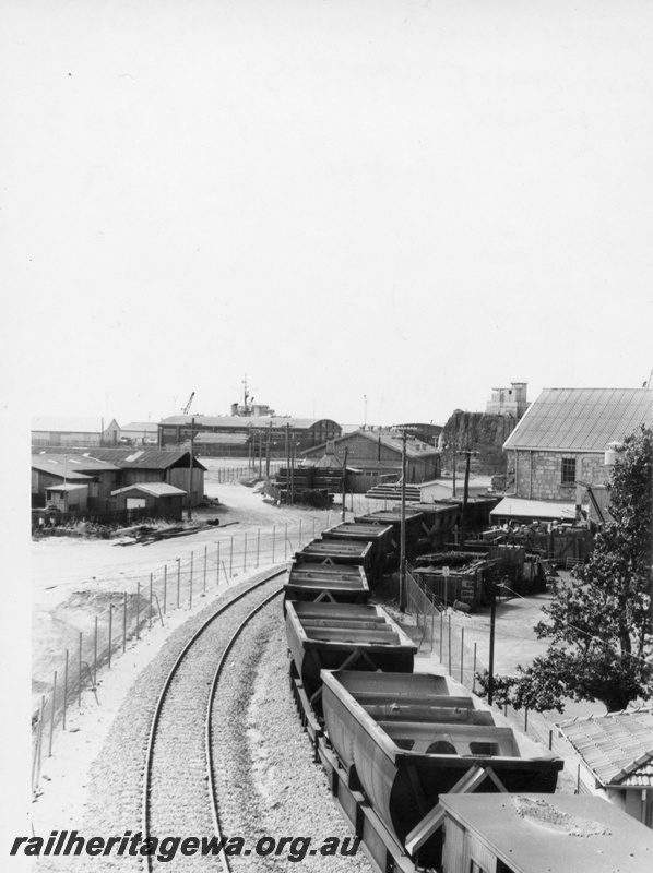 P18403
Empty bauxite train, standard gauge line on left, passing through fish market, Fremantle, FA line
